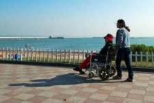 宜宾八旬老人推轮椅带老伴游中国(为了方便推轮椅带老伴出门)
