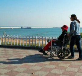 宜宾八旬老人推轮椅带老伴游中国(为了方便推轮椅带老伴出门)